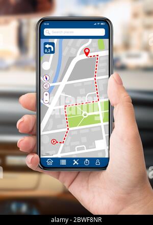 Gros plan d'une femme utilisant un smartphone avec l'application gps en voiture Banque D'Images