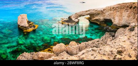 Belle nature et eaux cystales claires de l'île de Chypre. Le pont Arche près d'Agia napa appelle le « pont des amoureux » Banque D'Images