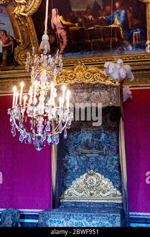 La salle Mercury du château de Versailles brocarts, dorures dorées et peintures au plafond représentant le commerce, les arts et les sciences, France. Banque D'Images