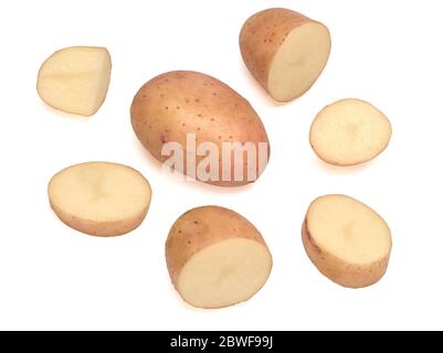 Jeune pomme de terre rose isolée sur fond blanc Banque D'Images