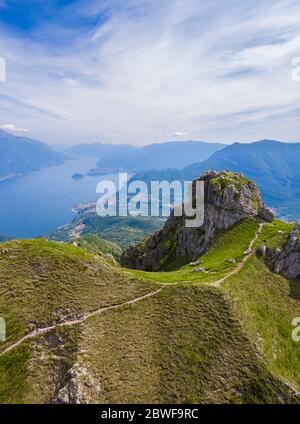 Vue aérienne sur le lac de Côme et Tremezzina depuis le sommet du mont Grona sur Menaggio. Menaggio, Lac de Côme, Lombardie, Italie, Europe. Banque D'Images