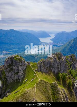 Vue aérienne du lac de Lugano (lac Ceresio) depuis le sommet du mont Grona sur Menaggio. Menaggio, Lac de Côme, Lombardie, Italie, Europe. Banque D'Images