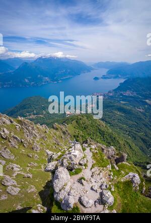 Vue aérienne sur le lac de Côme et Tremezzina depuis le sommet du mont Grona sur Menaggio. Menaggio, Lac de Côme, Lombardie, Italie, Europe. Banque D'Images