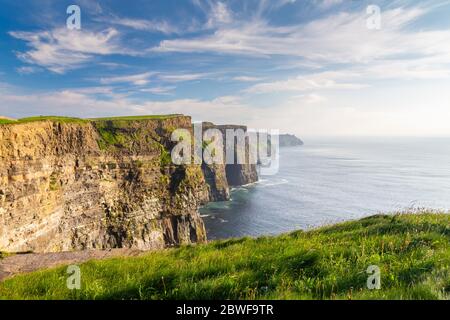 Vue sur un coucher de soleil sur les falaises de Moher. Comté de Clare, province de Munster, Irlande, Europe. Banque D'Images