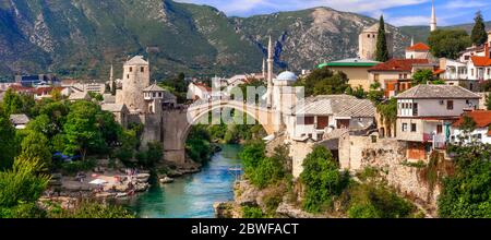 Belle ville emblématique de Mostar avec le célèbre pont en Bosnie-Herzégovine, destination touristique populaire Banque D'Images