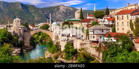 Belle ville emblématique de Mostar avec le célèbre pont en Bosnie-Herzégovine, destination touristique populaire Banque D'Images