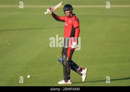 CHESTER LE STREET, ANGLETERRE - John Hastings de Durham accuse un grand nombre d'applaudissements d'avoir atteint cinquante personnes lors du match NAT West T20 Blast North Division entre Durham et Northamptonshire à Emirates Riverside, Chester le Street, le vendredi 24 juillet 2014 (Credit: Mark Fletcher | MI News) Banque D'Images