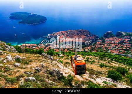 Ville de Dubrovnik - perle de la côte Adriatique. Vue aérienne du téléphérique, de la vieille ville et de l'île à proximité. Croatie Banque D'Images