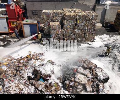 Berlin, Allemagne. 1er juin 2020. Les pompiers éteignent un incendie sur un site de recyclage à Berlin-Moabit. Environ 500 mètres cubes de carton pressé et de papier pris feu là. (UU 'l'usine de recyclage de Moabit est en feu') Credit: Taylon Gökalp/dpa/Alay Live News Banque D'Images