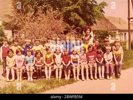 LA RÉPUBLIQUE SOCIALISTE TCHÉCOSLOVAQUE - VERS les années 1980 : la photo rétro montre des élèves (camarades d'école) et leur enseignante. Photo couleur. Banque D'Images