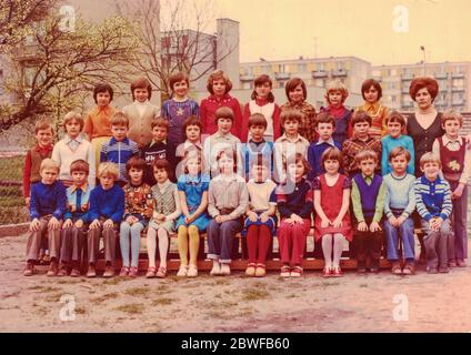 LA RÉPUBLIQUE SOCIALISTE TCHÉCOSLOVAQUE - VERS les années 1980 : la photo rétro montre les petits élèves et leur enseignante (maîtresse d'école) pose pour le photographe à l'extérieur. Photo couleur. Banque D'Images