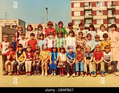 LA RÉPUBLIQUE SOCIALISTE TCHÉCOSLOVAQUE - VERS les années 1980 : la photo rétro montre des élèves (camarades d'école) et leur enseignante. Photographie couleur. Banque D'Images