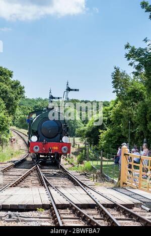 Locomotive Hunslet austérité WD198 'Royal Engineer' approche de la plate-forme à la gare de Havenstreet, Isle of Wight Steam Railway, île de Wight, Royaume-Uni Banque D'Images