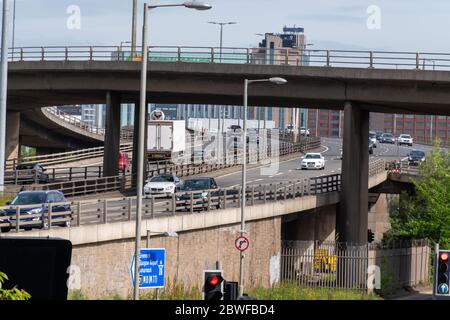 Vue vers le nord sur le pont Kingston de l'autoroute M8 avec circulation vers le centre-ville de Glasgow, en Écosse. Banque D'Images