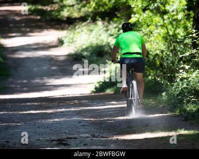 Limpsfield Common, Surrey, Royaume-Uni. 1er juin 2020.UN homme sur une promenade en vélo sur Limpsfield Common tout en observant la distance sociale. Les prévisions météorologiques sont pour les intervalles 22C/Sunny avec une douce brise et il peut y avoir quelques averses de pluie à partir de mercredi. Crédit : Keith Larby/Alay Live News Banque D'Images