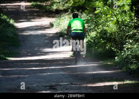 Limpsfield Common, Surrey, Royaume-Uni. 1er juin 2020.UN homme sur une promenade en vélo sur Limpsfield Common tout en observant la distance sociale. Les prévisions météorologiques sont pour les intervalles 22C/Sunny avec une douce brise et il peut y avoir quelques averses de pluie à partir de mercredi. Crédit : Keith Larby/Alay Live News Banque D'Images