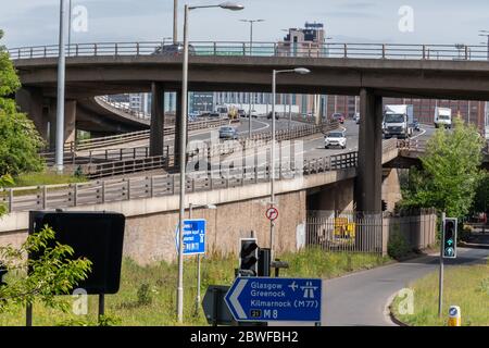 Vue vers le nord sur le pont Kingston de l'autoroute M8 avec circulation vers le centre-ville de Glasgow, en Écosse. Banque D'Images