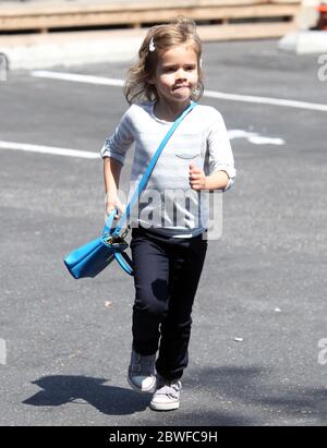 Jessica Alba a passé son anniversaire à son bureau et a été rejointe par son Honneur de filles et Haven Warren à Santa Monica, en Californie. Honor portait un Jean Armani et portait un sac portant son nom. 27 avril 2012 Banque D'Images