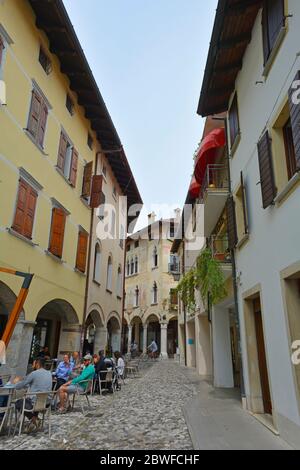 Spilimbergo,Italie-mai 31 2020.les clients s'assoient à l'extérieur d'un bar dans le centre de Spilimbergo dans la province d'Udine, dans le nord de l'Italie, pendant la pandémie de Covid-19 Banque D'Images