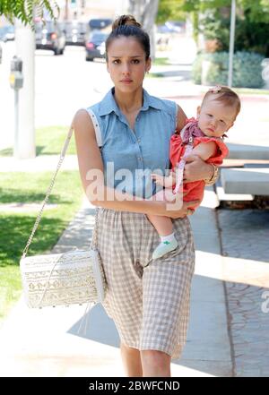 Jessica Alba gère quelques errands avec sa fille Haven Warren, Beverly Hills, CA. 23 juin 2012 Banque D'Images