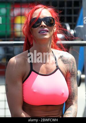 Jodie Marsh, poids de levage à muscle Beach, Venise, CA, mai 2012 Banque D'Images