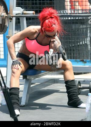 Jodie Marsh, poids de levage à muscle Beach, Venise, CA, mai 2012 Banque D'Images