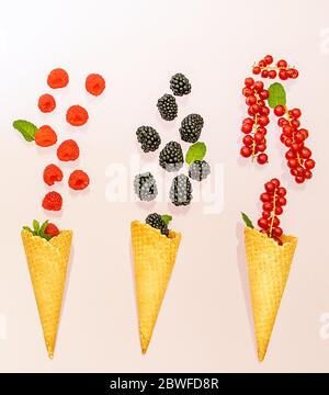 Concept d'été.trois cônes de crème glacée avec diverses baies. Banque D'Images
