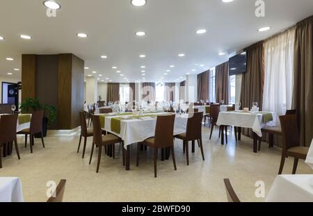 Tables au restaurant de l'hôtel avec chaises en bois Banque D'Images