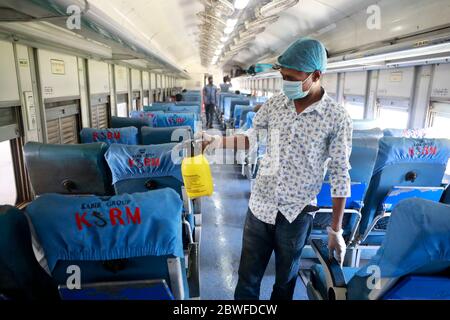 Dhaka, Bangladesh - 31 mai 2020 : les gens commencent à retourner à la gare de Kamalapur à Dhaka en train. Le train a repris après plus de deux mont Banque D'Images