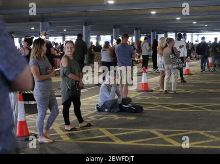 Les clients font la queue au magasin IKEA Tottenham d'Edmonton, dans le nord de Londres, alors qu'il rouvre au public suite à l'introduction de mesures visant à mettre l'Angleterre hors de son isolement. Banque D'Images