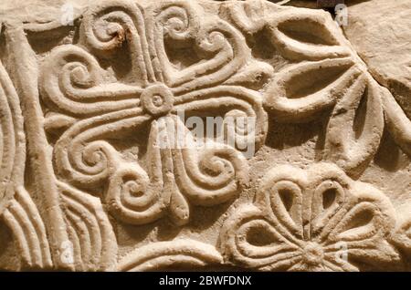 Décorations romanes sculptées dans le mur en pierre d'une ancienne église médiévale Banque D'Images