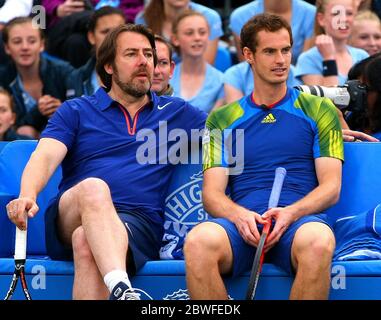 16 juin 2013 Andy Murray et Jonathan Ross profitent d'un match d'exposition pour l'association Rally for cancer aux championnats Aegon, Queens Club, Londres. Crédit : Headlinephoto +44 (0)7794 378575 www.headlinephoto.co.uk photos@headlinephoto.co.uk Banque D'Images