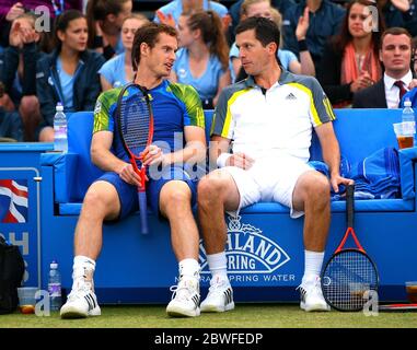 16 juin 2013 Andy Murray et Tim Henman profitent d'un match d'exposition pour l'association Rally for cancer aux championnats Aegon, Queens Club, Londres. Crédit : Headlinephoto +44 (0)7794 378575 www.headlinephoto.co.uk photos@headlinephoto.co.uk Banque D'Images