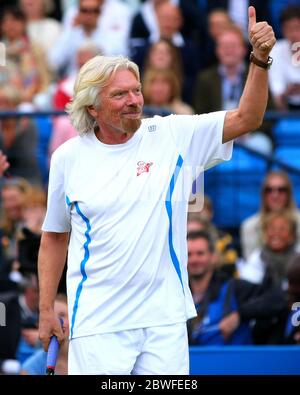 16 juin 2013 Richard Branson accueille un match d'exposition pour l'association Rally for cancer aux championnats Aegon, Queens Club, Londres. Crédit : Headlinephoto +44 (0)7794 378575 www.headlinephoto.co.uk photos@headlinephoto.co.uk Banque D'Images