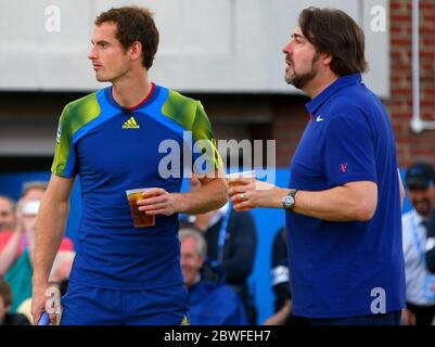 16 juin 2013 Andy Murray et Jonathan Ross profitent d'un match d'exposition pour l'association Rally for cancer aux championnats Aegon, Queens Club, Londres. Crédit : Headlinephoto +44 (0)7794 378575 www.headlinephoto.co.uk photos@headlinephoto.co.uk Banque D'Images