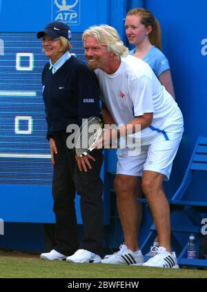 16 juin 2013 Richard Branson accueille un match d'exposition pour l'association Rally for cancer aux championnats Aegon, Queens Club, Londres. Crédit : Headlinephoto +44 (0)7794 378575 www.headlinephoto.co.uk photos@headlinephoto.co.uk Banque D'Images