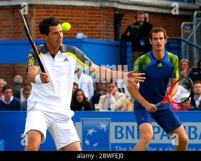 16 juin 2013 Andy Murray et Tim Henman profitent d'un match d'exposition pour l'association Rally for cancer aux championnats Aegon, Queens Club, Londres. Crédit : Headlinephoto +44 (0)7794 378575 www.headlinephoto.co.uk photos@headlinephoto.co.uk Banque D'Images