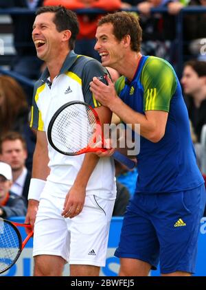 16 juin 2013 Andy Murray et Tim Henman profitent d'un match d'exposition pour l'association Rally for cancer aux championnats Aegon, Queens Club, Londres. Crédit : Headlinephoto +44 (0)7794 378575 www.headlinephoto.co.uk photos@headlinephoto.co.uk Banque D'Images