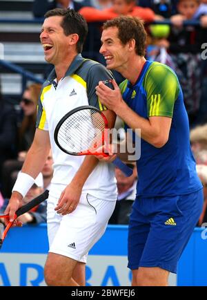 16 juin 2013 Andy Murray et Tim Henman profitent d'un match d'exposition pour l'association Rally for cancer aux championnats Aegon, Queens Club, Londres. Crédit : Headlinephoto +44 (0)7794 378575 www.headlinephoto.co.uk photos@headlinephoto.co.uk Banque D'Images