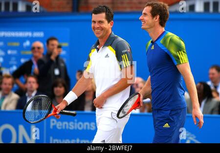 16 juin 2013 Andy Murray et Tim Henman profitent d'un match d'exposition pour l'association Rally for cancer aux championnats Aegon, Queens Club, Londres. Crédit : Headlinephoto +44 (0)7794 378575 www.headlinephoto.co.uk photos@headlinephoto.co.uk Banque D'Images