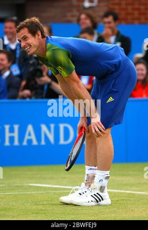 16 juin 2013 Andy Murray assister à un match d'exposition pour l'association Rally for cancer aux championnats Aegon, Queens Club, Londres. Crédit : Headlinephoto +44 (0)7794 378575 www.headlinephoto.co.uk photos@headlinephoto.co.uk Banque D'Images