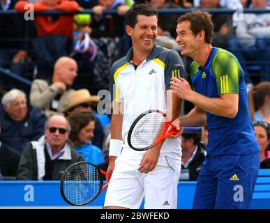 16 juin 2013 Andy Murray et Tim Henman profitent d'un match d'exposition pour l'association Rally for cancer aux championnats Aegon, Queens Club, Londres. Crédit : Headlinephoto +44 (0)7794 378575 www.headlinephoto.co.uk photos@headlinephoto.co.uk Banque D'Images