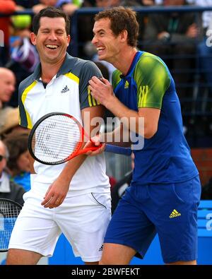 16 juin 2013 Andy Murray et Tim Henman profitent d'un match d'exposition pour l'association Rally for cancer aux championnats Aegon, Queens Club, Londres. Crédit : Headlinephoto +44 (0)7794 378575 www.headlinephoto.co.uk photos@headlinephoto.co.uk Banque D'Images