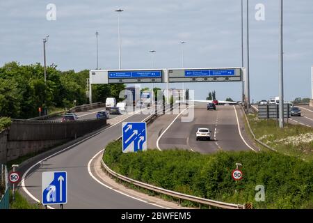 Vue panoramique sur la circulation à la jonction 22 Plantation de la M8 où deux autoroutes, la M8 et la M77, se rejoignent près du centre-ville de Glasgow, en Écosse. Banque D'Images