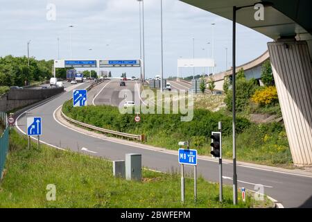 Vue panoramique sur la circulation à la jonction 22 Plantation de la M8 où deux autoroutes, la M8 et la M77, se rejoignent près du centre-ville de Glasgow, en Écosse. Banque D'Images
