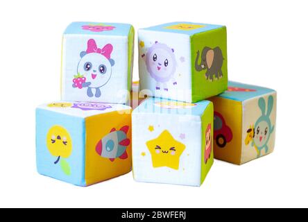 Quelques blocs de jouets sur fond blanc. Une petite poignée de jouets pour enfants se bloque sur un fond blanc. Cubes colorés pour enfants sur fond blanc Banque D'Images