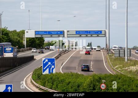 Vue panoramique sur la circulation à la jonction 22 Plantation de la M8 où deux autoroutes, la M8 et la M77, se rejoignent près du centre-ville de Glasgow, en Écosse. Banque D'Images