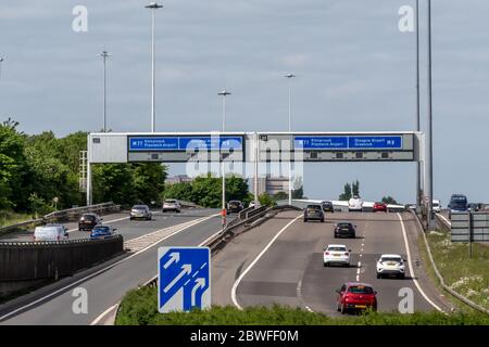 Vue panoramique sur la circulation à la jonction 22 Plantation de la M8 où deux autoroutes, la M8 et la M77, se rejoignent près du centre-ville de Glasgow, en Écosse. Banque D'Images