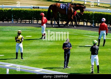 Les jockeys observent les distances sociales à l'hippodrome de Newcastle. Date de publication : lundi 1er juin 2020. Banque D'Images