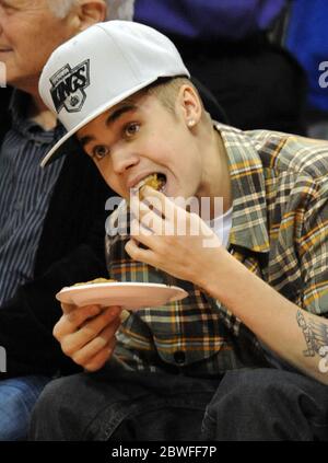 Justin Bieber avec Chris Paul II, le fils du joueur DE LA Clippers Chris Paul, qui tous deux regardent les Los Angeles Clippers jouer à Boston Celtics dans un match de la NBA au Staples Center, Los Angeles, Californie. 27 décembre 2012 Banque D'Images